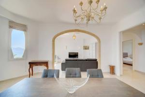Brand New Three-bedroom Apartment Seaviews