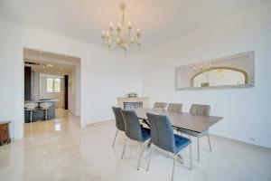 Brand New Three-bedroom Apartment Seaviews