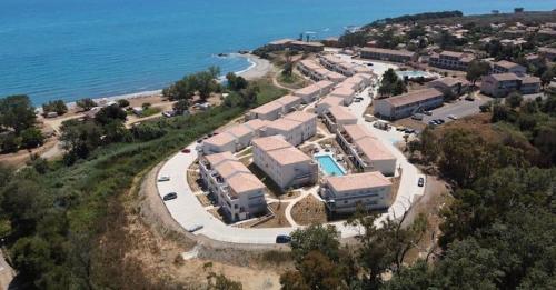 BRAVONE 61- T2- Pieds dans l'eau-Piscine chauffée dans résidence- clim