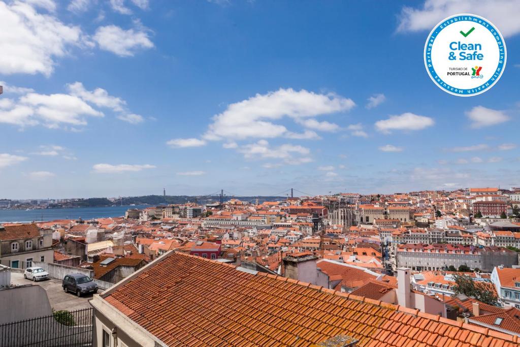 Breath-Taking River & City View Stunning 3 Bedrooms & 3 Bathrooms With AC Alfama Castle district 1st Floor Apartment Costa do Castelo, 1100-177 Lisbonne