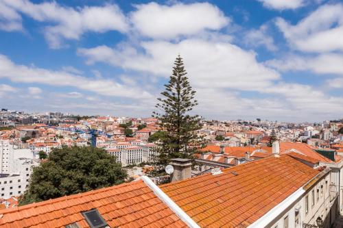 Breath-Taking River & City View Stunning 3 Bedrooms & 3 Bathrooms With AC Alfama Castle district 1st Floor Apartment
