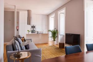 Breath-Taking River & City View Stunning 3 Bedrooms & 3 Bathrooms With AC Alfama Castle district 1st Floor Apartment