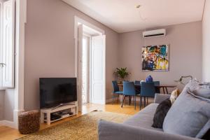 Breath-Taking River & City View Stunning 3 Bedrooms & 3 Bathrooms With AC Alfama Castle district 1st Floor Apartment