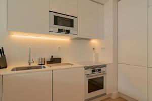 Bright 1 BDR Apartment W/ Pool View by LovelyStay