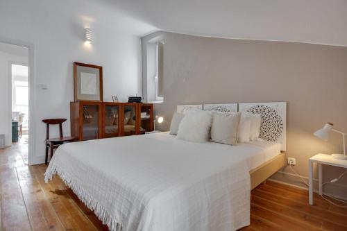 Bright 1 Bedroom top floor apartment with terrace & river view