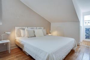 Bright 1 Bedroom top floor apartment with terrace & river view