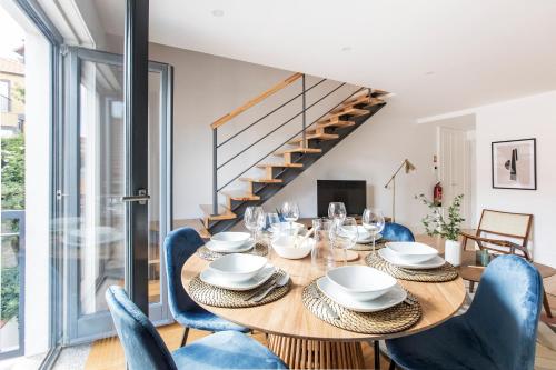 Bright 3BR Flat w/ AC in City Center by LovelyStay