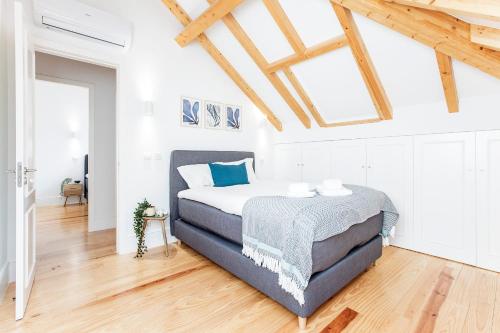 Bright 3BR Flat w/ AC in City Center by LovelyStay