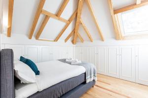 Bright 3BR Flat w/ AC in City Center by LovelyStay