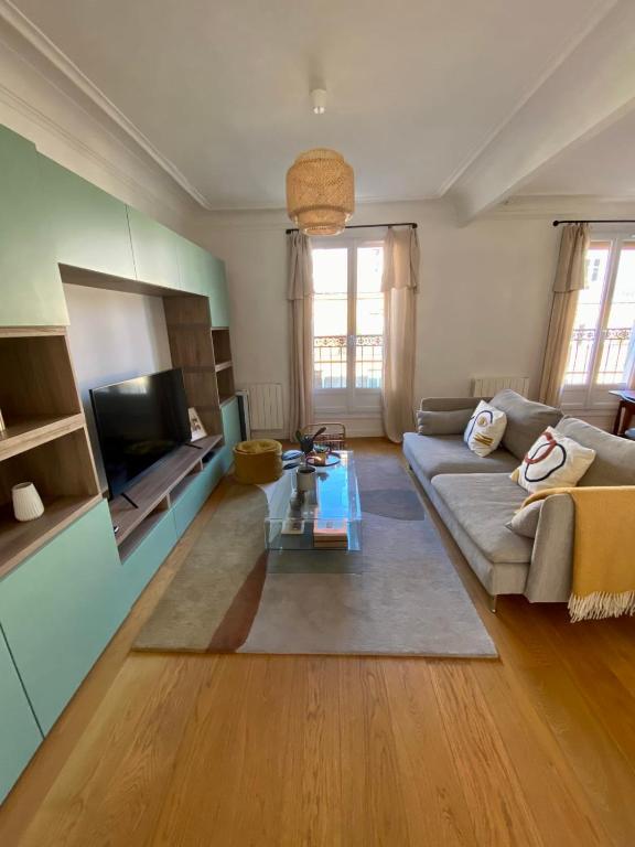 Bright 43m near Montmartre Paris