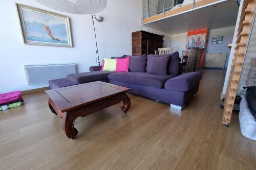 Bright 75 M With Balcony View On The Port