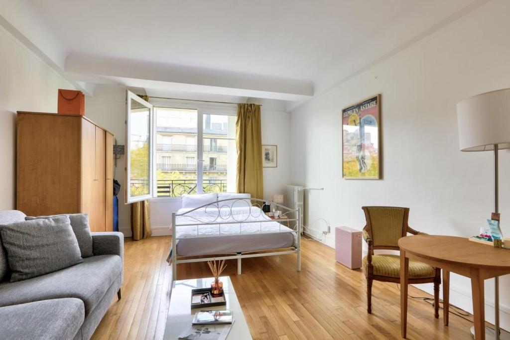 Bright accommodation for 4 near the Eiffel Tower 43 avenue rapp, 75007 Paris