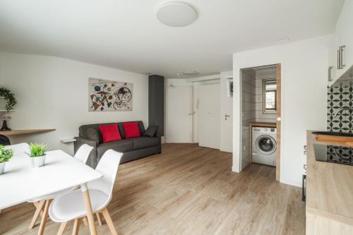 Bright and cosy flat at the heart of Paris in a trendy district - Welkeys