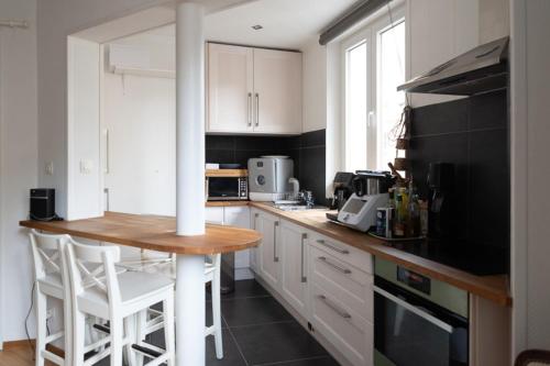 Bright and cozy apt in the heart of Belleville
