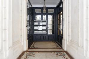 Bright and Newly Renovated 2 Bedroom Apartment, Hip & Central Paris, Montmartre-Opera