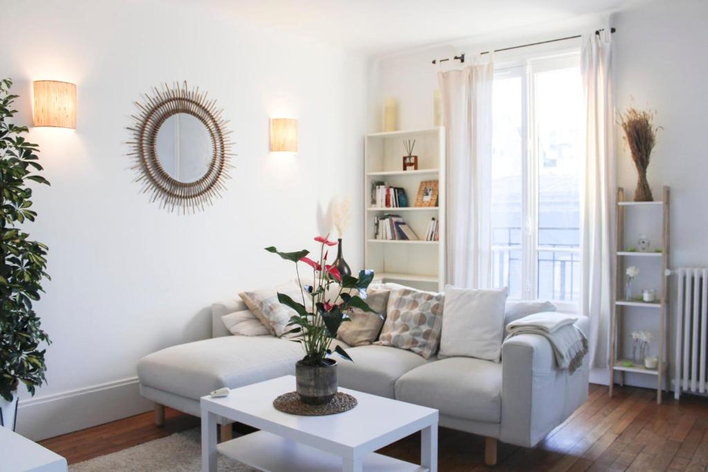 Bright apartment near Place du Trocadero 74 Rue de la Pompe, 75116 Paris