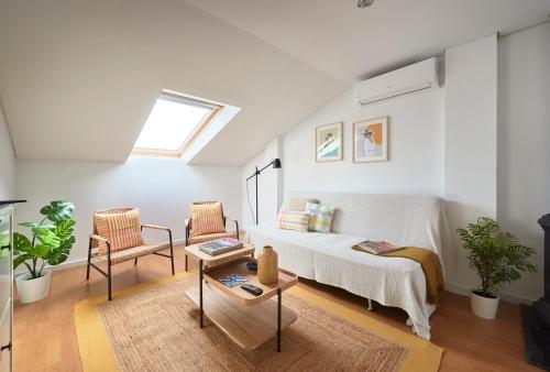 Bright Apt w Balcony, AC, Parking, By TimeCooler