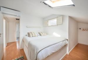 Bright Apt w Balcony, AC, Parking, By TimeCooler
