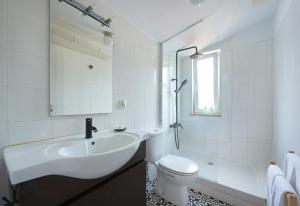 Bright Apt w Balcony, AC, Parking, By TimeCooler