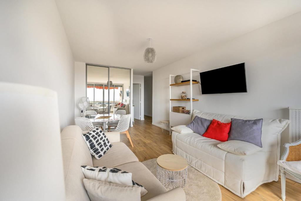 Bright Apt With Balcony And Sea View 48 Chemin des Autrichiens, 06600 Antibes