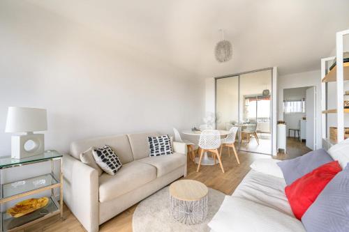 Bright Apt With Balcony And Sea View