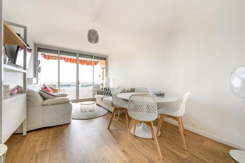 Bright Apt With Balcony And Sea View