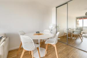 Bright Apt With Balcony And Sea View