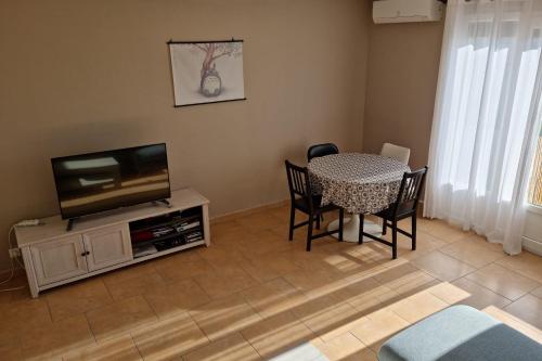 Bright apt with balcony near to the station