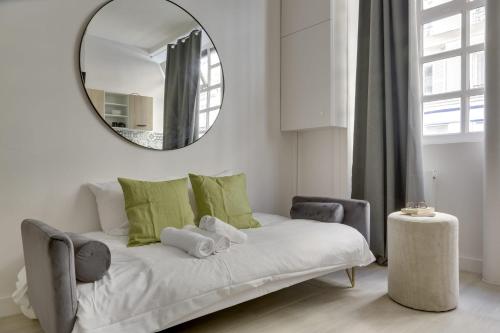 Bright Charming Modern Studio by Dreamy Canal