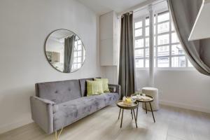 Bright Charming Modern Studio by Dreamy Canal