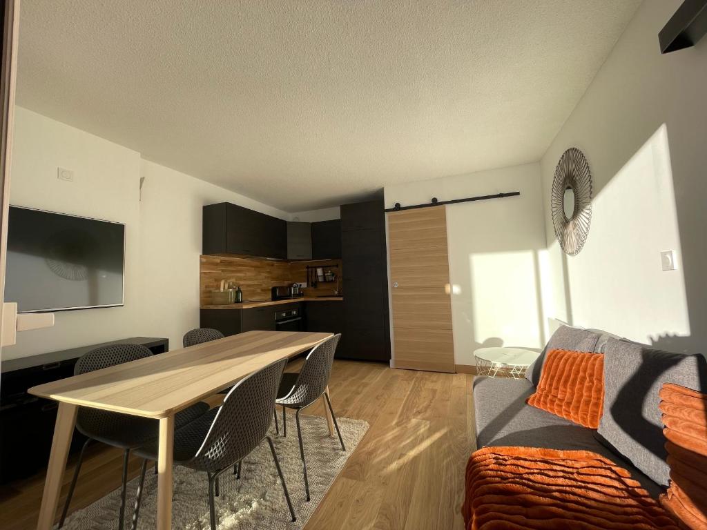 Bright Charming Modern Studio by Dreamy Canal