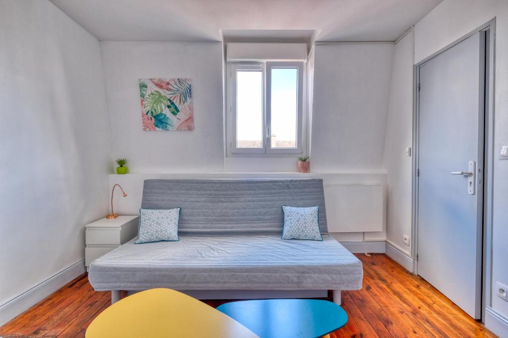 Bright & Comfy Flat in Lisbon by LovelyStay