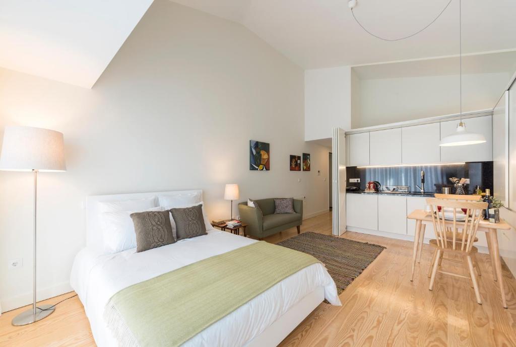 Bright Downtown Apartment Rua do Almada, nº 261 5º andar Esq. Traseiras, 4050-032 Porto