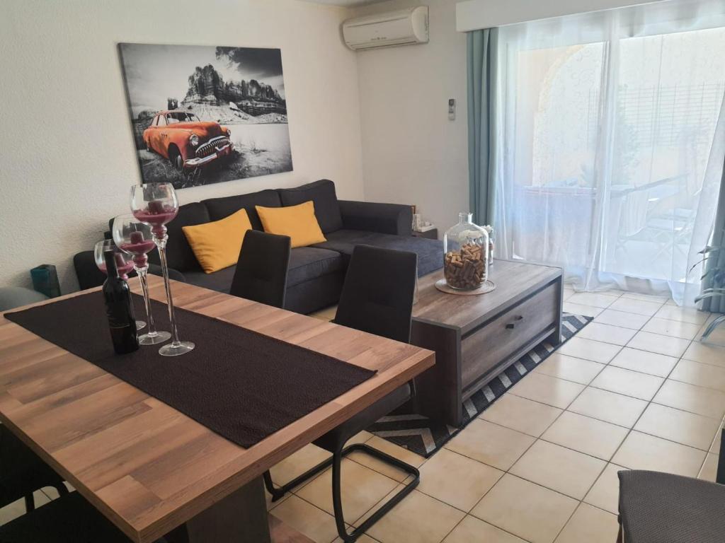 Bright flat 3 min to the beach close to Marineland Antibes - Welkeys