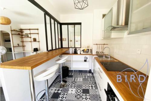 Bright flat near to the beach & harbor