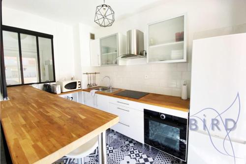 Bright flat near to the beach & harbor