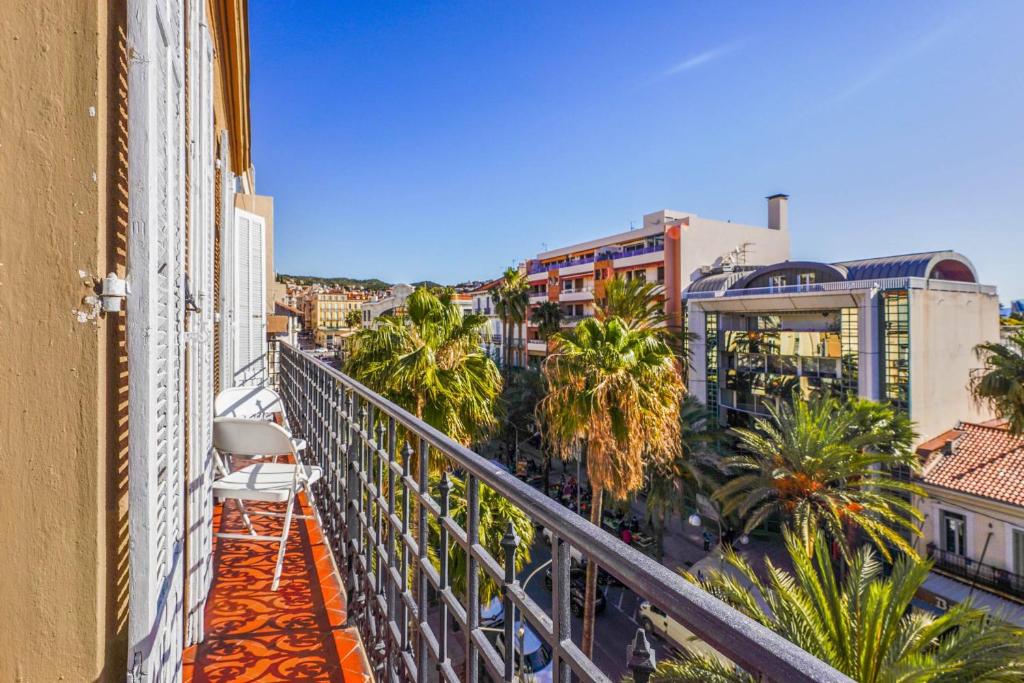 Appartement Bright flat with balcony close to Vieux Hyères - Welkeys 24 Avenue Gambetta 83400 Hyères