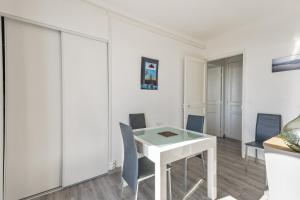 Bright flat with balcony close to Vieux Hyères - Welkeys
