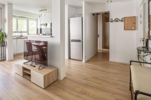 Bright flat with balcony near La Défense and Paris - Welkeys