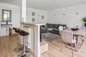Bright flat with balcony near La Défense and Paris - Welkeys