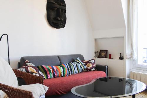 Bright nest with a small view on the Eiffel Tower