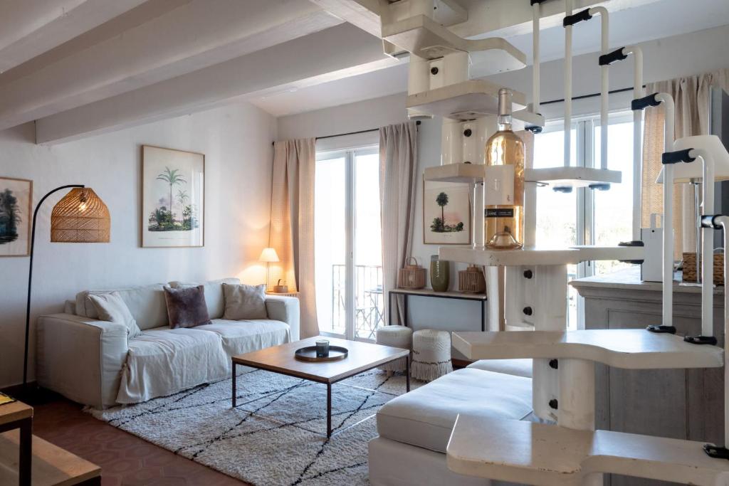 Bright nest with balcony and view on the port 4 Place du Marché, 83310 Grimaud