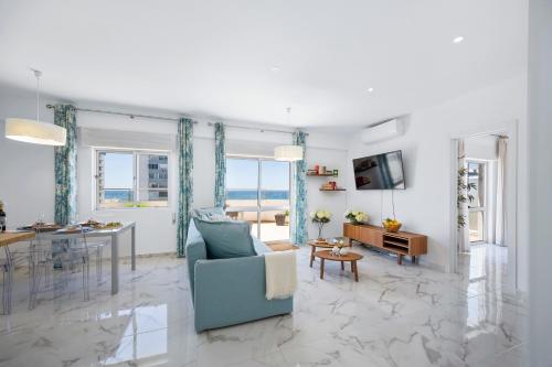 Bright Penthouse Apartment w Large Terrace & Seaview - Walk to Beach