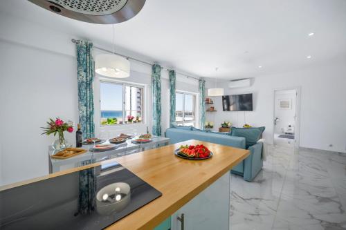 Bright Penthouse Apartment w Large Terrace & Seaview - Walk to Beach