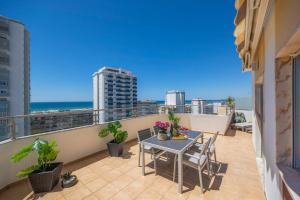 Bright Penthouse Apartment w Large Terrace & Seaview - Walk to Beach