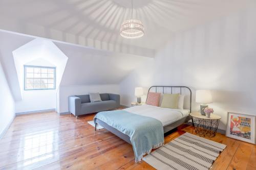Bright & Spacious Alfama Apartment, By TimeCooler