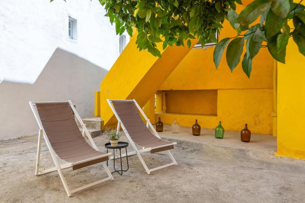 Bright & Spacious With Orange Tree Patio, by TimeCooler 161 Rua dos Remédios, 1100-470 Lisbonne