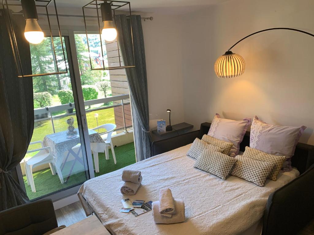 Bright studio with balcony at the foot of the sea 06200 Nice