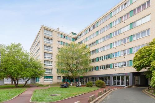 Bright studio with parking 10 min away from Paris and La Défense - Welkeys