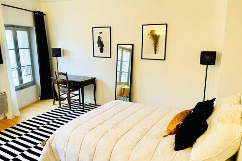 Bright studio with view on the Palace of the Popes